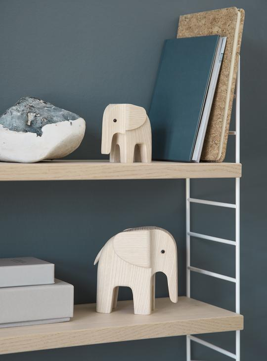 Baby Elefant i ubehandlet asketræ