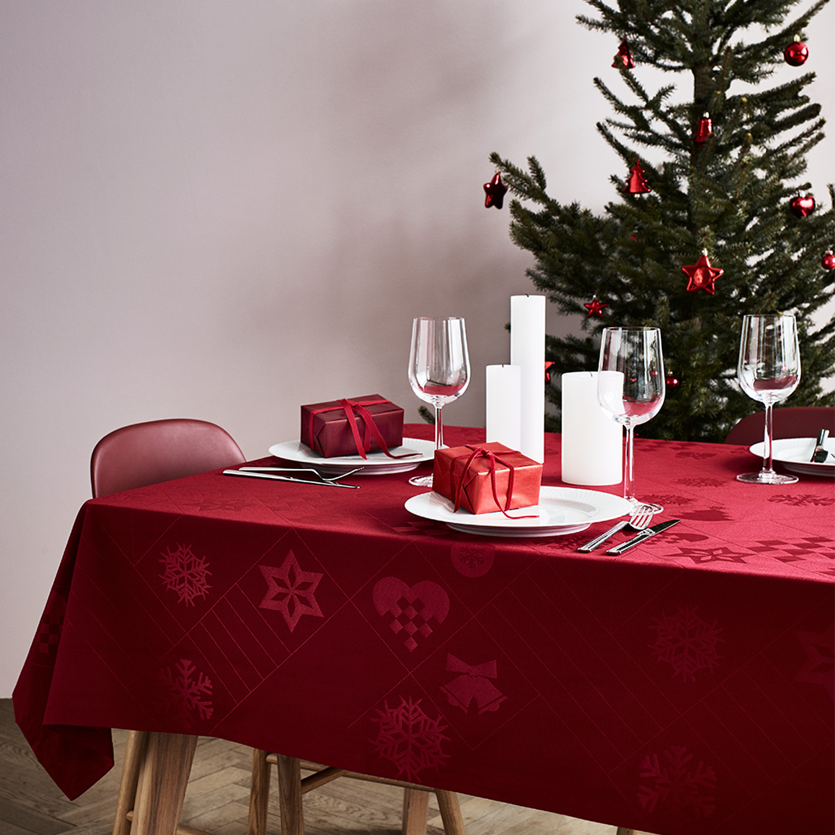 JUNA Natale Damaskdug rød 150x220 cm