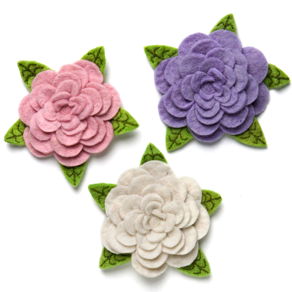 Broche, blomster med blade, 3 farver 