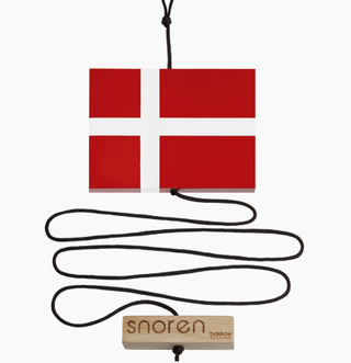 Dansk træflag og velkommen klods/brick med sort snor